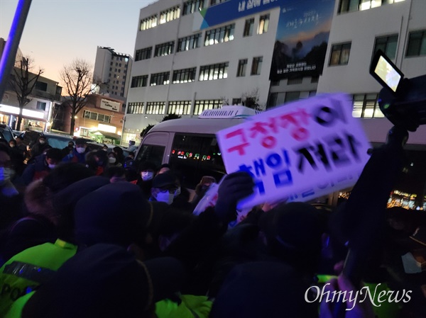 12일 오후 서울 강북구청 앞에서 강북구도시관리공단 노동자들이 인력 충원, 초과근무수당 지급, 무기직 차별 철폐 등을 요구하며 시위를 벌였다. 박장규 민주노총 일반노조 강북구도시관리공단분회 분회장은 구청 앞 농성장에서 단식 37일째를 맞았다.