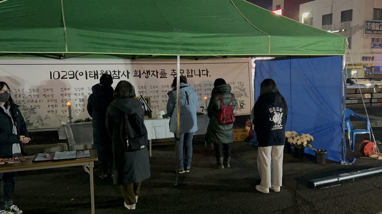 12일 오후 홍성 복개주차장에서 시민들은 추모문화제를 열고 희생들의 넋을 기렸다. 같은 장소에 마련된 분향소에 시민들이 분향하고 있다. 