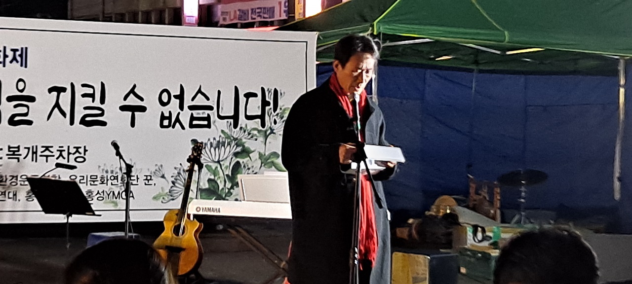 12일 충남 홍성에서 열린 이태원 참사 희생자 추모문화제에서 이태원 참사로 희생된 고 박가영씨의 아버지 박계순씨가 이야기를 하고 있다. 