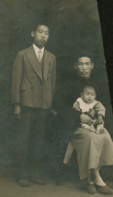 두 아들 정진·찬진과 함께 (1930년)