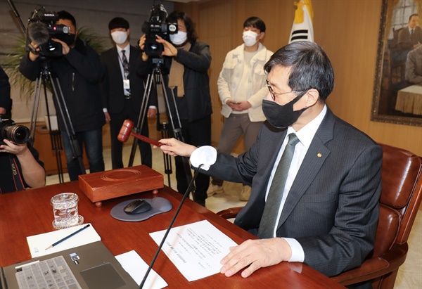 이창용 한국은행 총재가 13일 오전 서울 중구 한국은행에서 열린 금융통화위원회 본회의에서 의사봉을 두드리고 있다. 2023.1.13