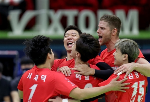  남자프로배구 한국전력이 13일 OK금융그룹과의 경기에서 승리를 기뻐하고 있다 
