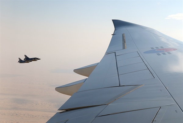 아랍에미리트(UAE) 국빈 방문에 나선 윤석열 대통령과 김건희 여사가 탑승한 공군 1호기가 UAE 공군전투기의 호위를 받으며 비행하고 있다