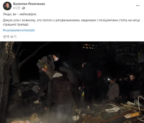 러시아 공습으로 붕괴한 우크라이나 아파트 잔해 속에서 시민들이 실종자를 찾는 영상 갈무리 