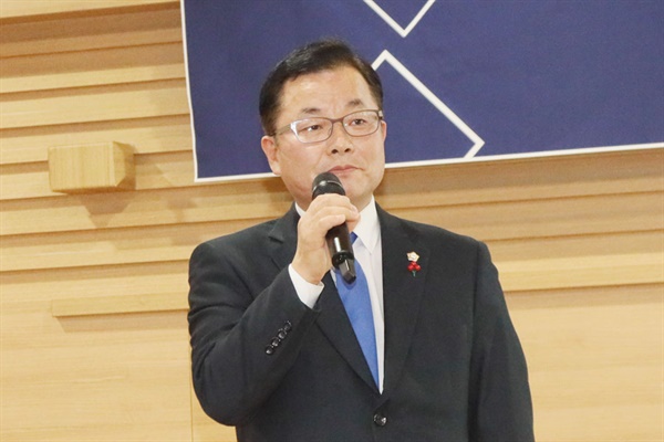 예천군의회 9명 중 유일한 민주당인 이동화 의원이다.