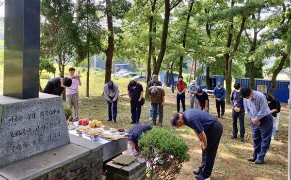 개풍군 중면민회원들이 인천 검단 묘지공원에서 조상께 차례를 드리고 있다.