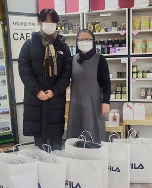 한나씨는 성탄절을 앞두고 한 보육원 아이들을 위해 가방과 신발을 선물했다. ⓒ 무한정보신문·김혜겸·이강호