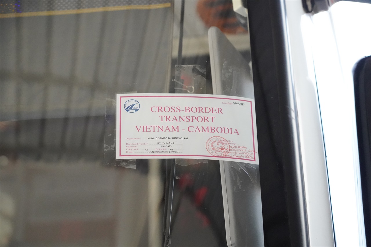 버스 차창에 붙은 베트남-캄보디아 국경 통행증