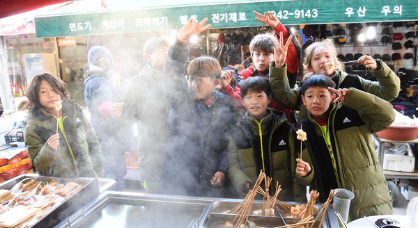 거창 전통시장 찾아온 어린이들.