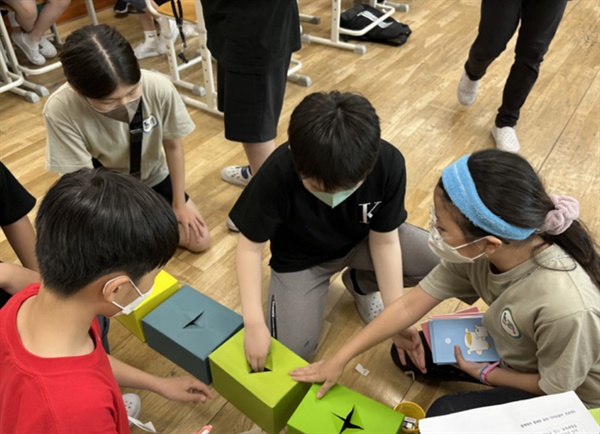 서울지역 한 초등학교 한 학급에서 우리 전통을 살리는 축제를 주제로 한 '꿈꾸는 교실' 학습을 하고 있다. 