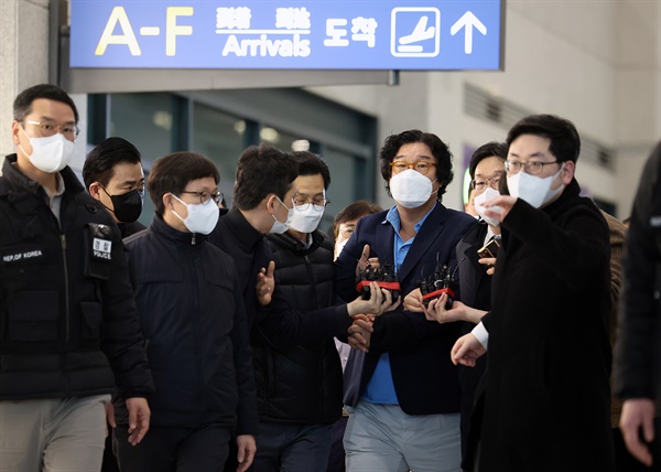 해외 도피 중 태국에서 붙잡힌 김성태 쌍방울 그룹 전 회장이 지난 1월 17일 인천공항을 통해 귀국하고 있다. 