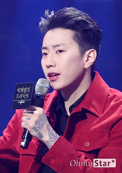 '더 시즌즈-박재범의 드라이브' 박재범, 지상파 단독 첫 MC 박재범 가수가 17일 오후 서울 영등포구 KBS 신관에서 열린 KBS 2TV 새 뮤직 토크쇼 <더 시즌즈-박재범의 드라이브> 제작발표회에서 질의응답 시간을 갖고 있다. <더 시즌즈-박재범의 드라이브>는 30년 간 지속된 KBS 심야 음악 프로그램의 명맥을 이어갈 신규 뮤직 토크쇼로, '연간 프로젝트'라는 방식을 도입해 한 해 동안 네 개의 시즌으로 진행될 예정이다. 박재범 가수가 첫 MC로 나서며 멜로망스의 정동환이 '정마에와 쿵치타치'라고 이름 지어진 밴드 마스터로 참여한다.