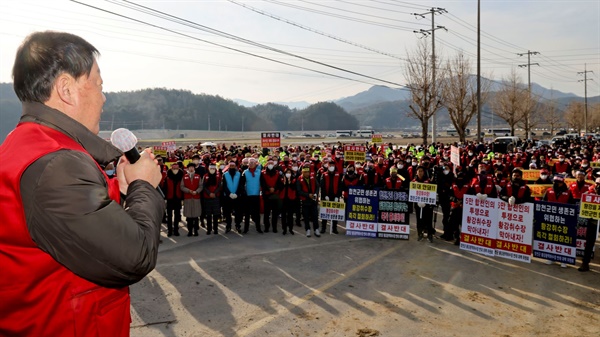 17일 오전 합천 황강 죽고지구 하천정비사업 현장사무실 앞에서 열린 "낙동강 취수원 다변화사업 반대" 집회.