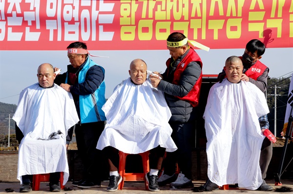 17일 오전 합천 황강 죽고지구 하천정비사업 현장사무실 앞에서 열린 "낙동강 취수원 다변화사업 반대" 집회.