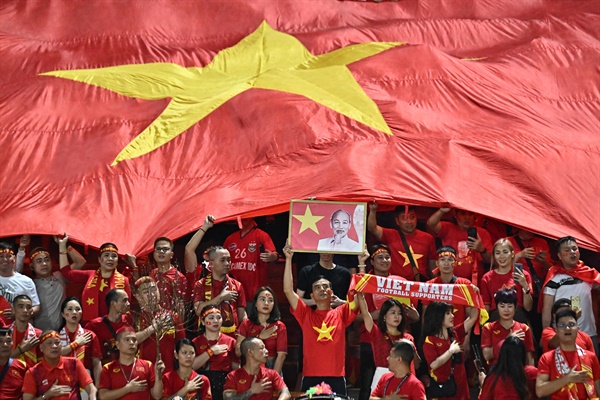  2023년 1월 16일 방콕 타마삿 스타디움에서 열린 베트남과 태국의 '2022 아세안축구연맹(AFF) 미쓰비시 일렉트릭컵' 결승 2차전을 앞두고 베트남 팬들이 국가를 부르고 있다.