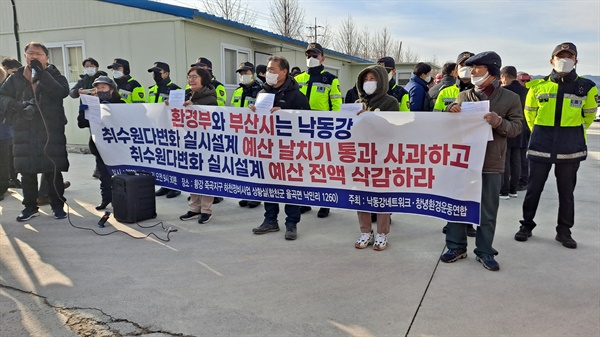 낙동강네트워크는 17일 오전 합천 황강 죽고지구 하천정비사업 현장사무실 앞에서 기자회견을 열어 "낙동강 취수원 다변화사업 반대" 입장을 밝혔다.