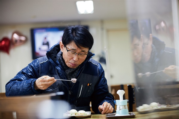  따뜻한 한 끼로 행복을 채우는 단골 김기태(65)씨