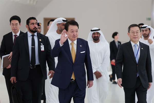 아랍에미리트(UAE)를 국빈 방문 중인 윤석열 대통령이 17일(현지시간) 두바이 미래박물관에서 열린 미래비전 두바이포럼에 입장하고 있다. 
