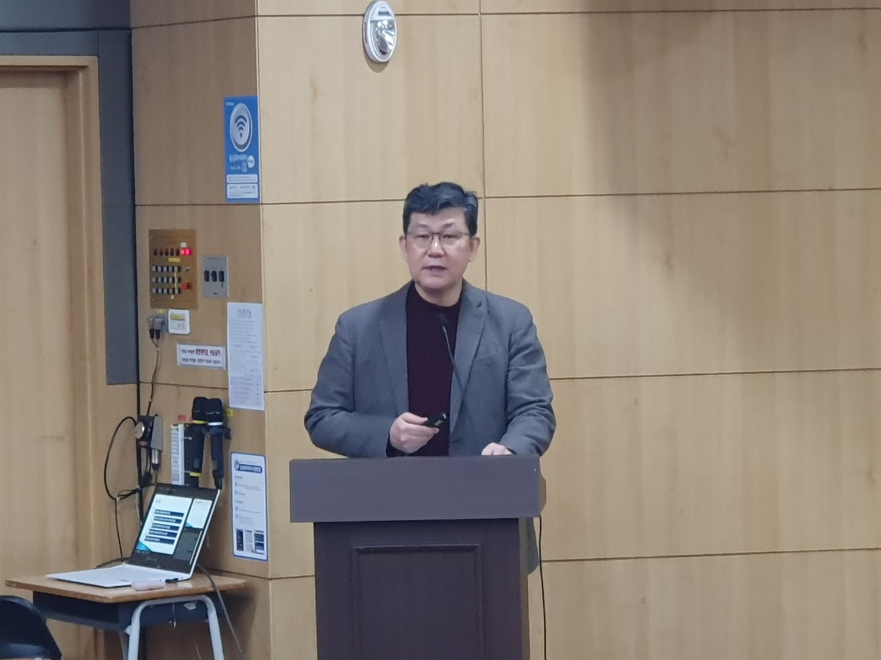 국회의원회관에서 열린 토론회에서 김남근 변호사가 '온라인 플랫폼 독과점 규제에 관한 쟁점과 해외 입법동향'이라는 주제 발표를 하고 있다. 
