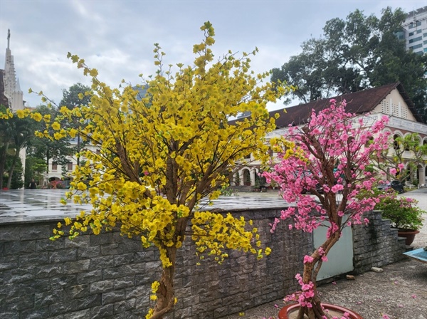 가짜꽃으로 장식한 베트남의 설맞이 꽃나무