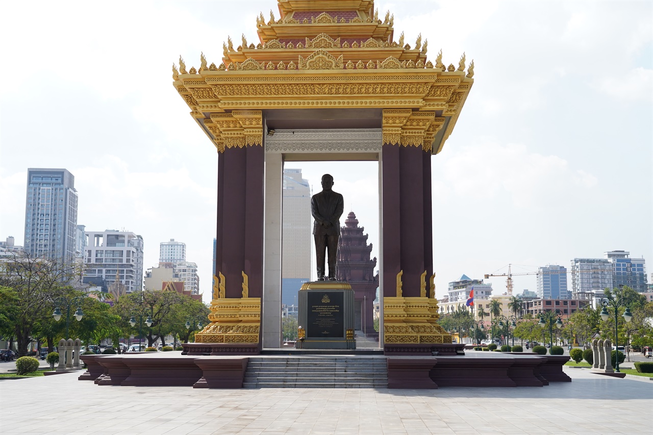 프놈펜 시내에 위치한 노로돔 시아누크 국왕 동상