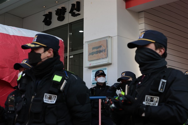 18일 오전 경찰들이 국정원 압수수색이 이루어지고 있는 서울 중구 전국민주노동조합총연맹(민주노총) 서울 사무실 앞 통행을 통제하고 있다. 