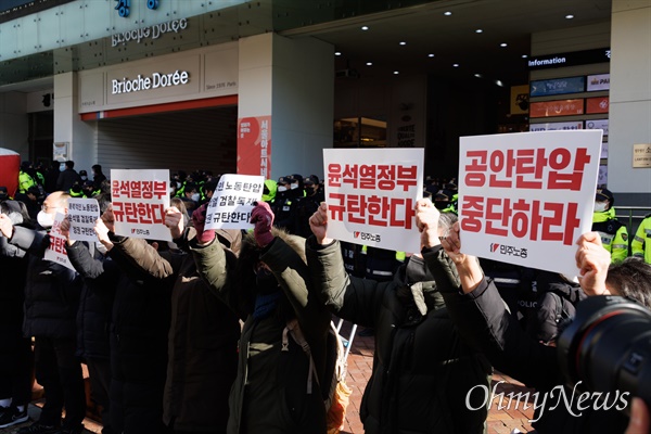 18일 오전 국정원이 서울 중구 민주노총 사무실을 압수수색하자 민주노총 조합원들이 이를 규탄하는 구호를 외치고 있다.