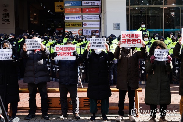 18일 오전 국정원이 국가보안법 위반 혐의를 받는 민주노총 한 간부를 압수수색하기 위해 서울 중구 민주노총 사무실에 진입한 가운데, 조합원들이 사무실이 입주해 있는 건물 앞에서 국정원의 압수수색을 규탄하는 구호를 외치고 있다. 