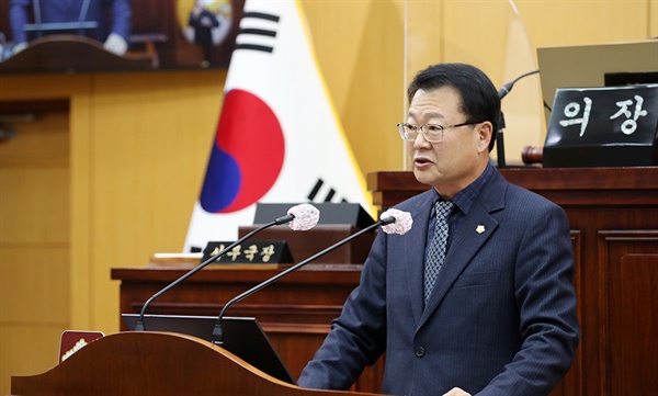 김용경 시의원이 18일 5분자유발언에서 성연면의 서산테크노밸리에 초등학교 신설이 필요하다고 주장하고 있다. 