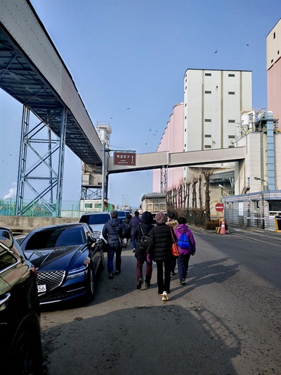 북성포구 주변 공장지대를 답사자들이 걷고 있다.
