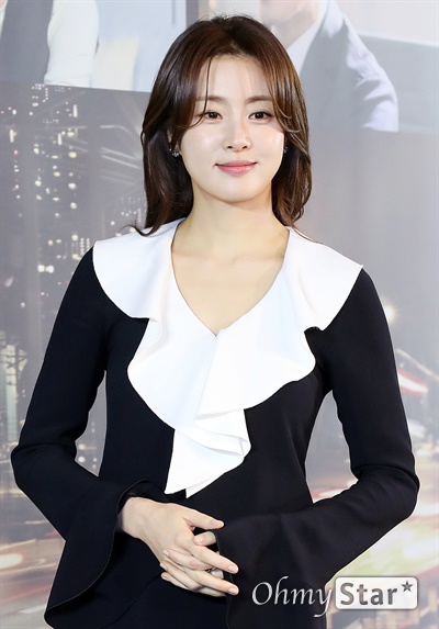 '남이 될 수 있을까' 강소라, 데뷔때보다 더 떨려 강소라 배우가 18일 오후 서울 마포구의 한 호텔에서 열린 지니 TV 오리지널 드라마 <남이 될 수 있을까> 제작발표회에서 포토타임을 갖고 있다. <남이 될 수 있을까>는 이혼은 쉽고 이별은 어려운 이혼 전문 변호사들의 사랑과 인생 성장기를 다룬 드라마다. 18일 수요일 밤 9시 첫 방송.