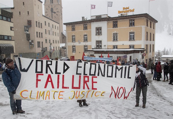 다보스포럼 개막 앞두고 시위하는 기후활동가들 15일(현지시간) 스위스 다보스 알핀 리조트에서 열리는 세계경제포럼(WEF·다보스포럼)을 앞두고 기후활동가들이 현수막을 들고 시위하고 있다. 올해 53회째인 이번 다보스포럼은 '분열된 세계에서의 협력'이라는 주제로 오는 16일부터 4박 5일간 열린다. 