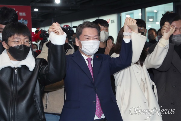 국민의힘 당권 주자인 안철수 의원이 지난 18일 서울 여의도 당사에서 열린 '안철수 국민의힘 당대표 선거 170V 캠프 출정식'에서 참석자들과 함께 포즈를 취하고 있다.