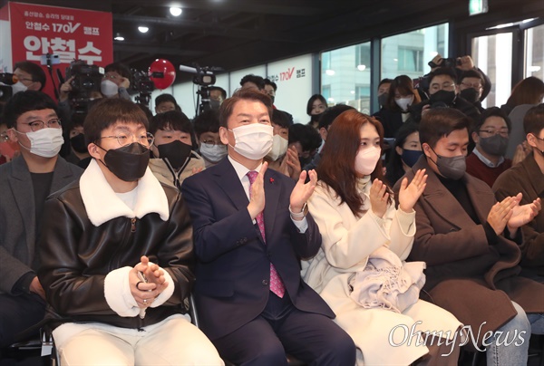 국민의힘 당권 주자인 안철수 의원이 18일 서울 여의도 당사에서 열린 '안철수 국민의힘 당대표 선거 170V 캠프 출정식'에서 참석자들과 함께 박수치고 있다.