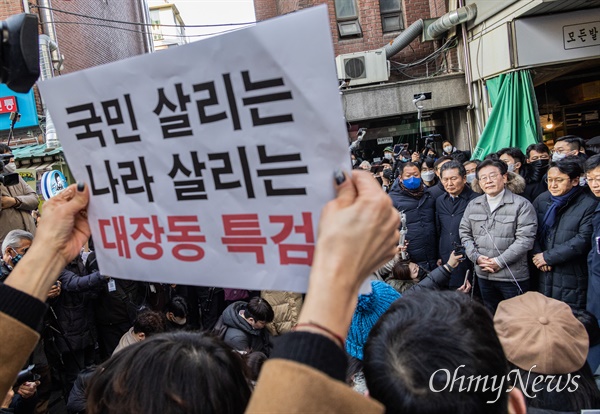 이재명 더불어민주당 대표가 18일 오후 서울 마포구 망원시장을 방문하고 있다. 