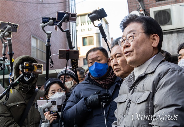 이재명 더불어민주당 대표가 18일 오후 서울 마포구 망원시장을 방문하고 있다. 