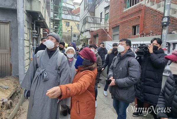 인권단체 관계자들과 종교인들이 18일 오후 대구 북구 대현동 이슬람사원 건축 현장을 찾자 한 주민이 스님에게 자신들의 처지를 설명하고 있다.