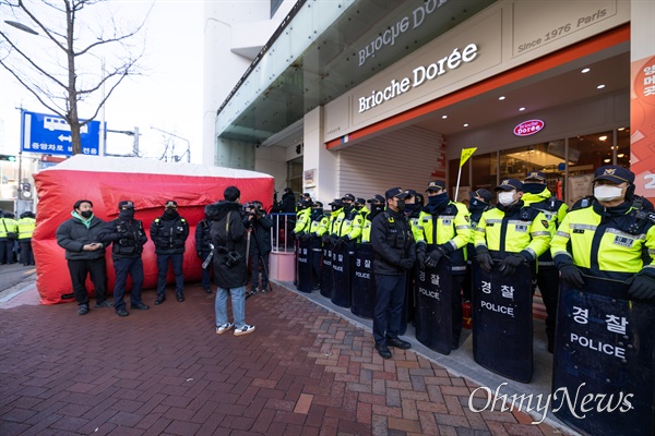 18일 오전 서울 중구 민주노총사무실에서 국정원이 국가보안법관련 혐의의 한 노조간부 압수수색에 돌입하며 경찰과 소방력을 대동해 출입을 통제하고 있다. 