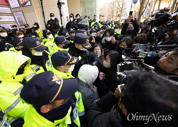18일 오전 서울 중구 민주노총사무실에서 국정원이 국가보안법관련 혐의의 한 노조간부 압수수색에 돌입하자 경찰이 출입을 통제하며 출근하려는 민주노총 직원들과 충돌하고 있다.  