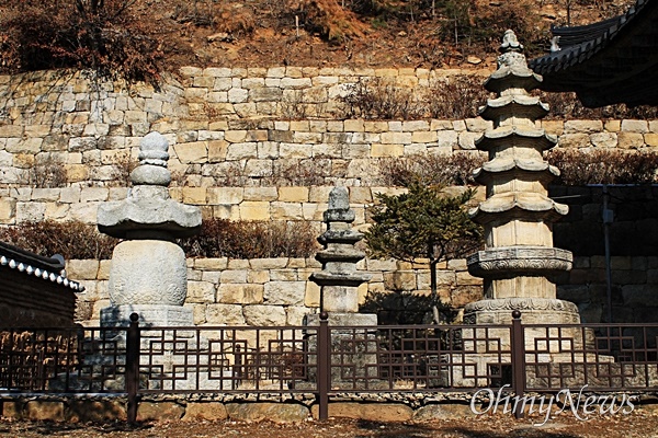 조선시대 석탑인 수종사 팔각오층석탑(사진 맨 오른쪽)과 정혜옹주 사리를 모신 수종사 사리탑(맨 왼쪽).