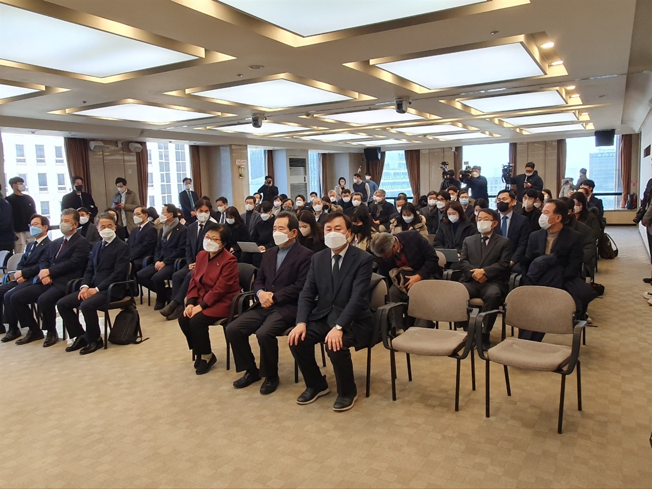 18일 서울 중구 프레스센터에서 열린 포럼 사의재 창립 기자회견에 문재인 정부 주요 인사들이 참석했다.