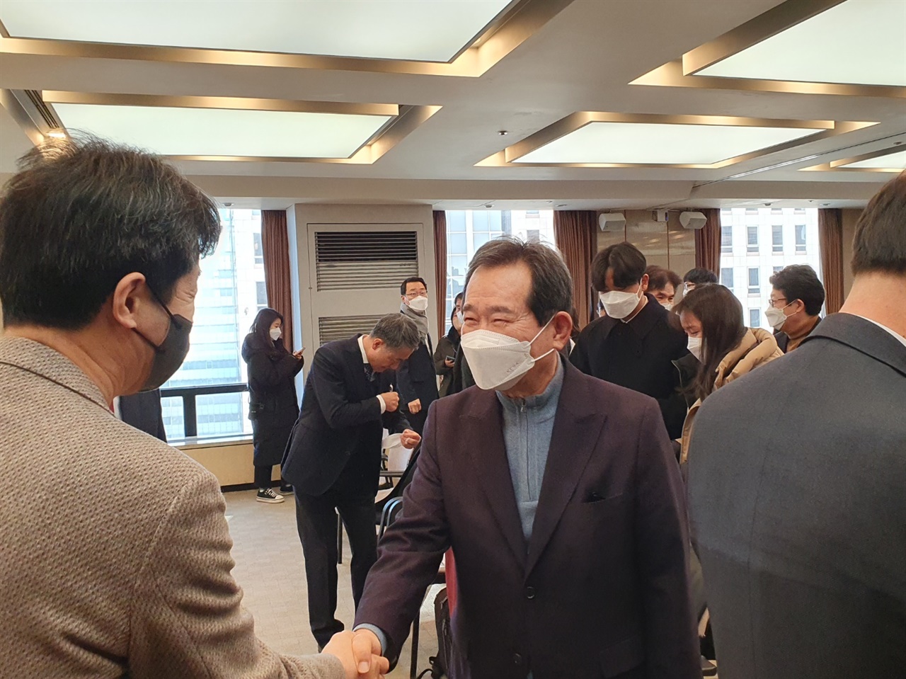 18일 서울 중구 프레스센터에서 열린 사의재 포럼 창립 기자회견에서 정세균 고문이 참석자와 악수를 하고 있다.