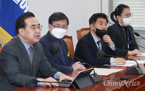 박홍근 더불어민주당 원내대표가 19일 서울 여의도 국회에서 열린 정책조정회의에서 발언하고 있다. 