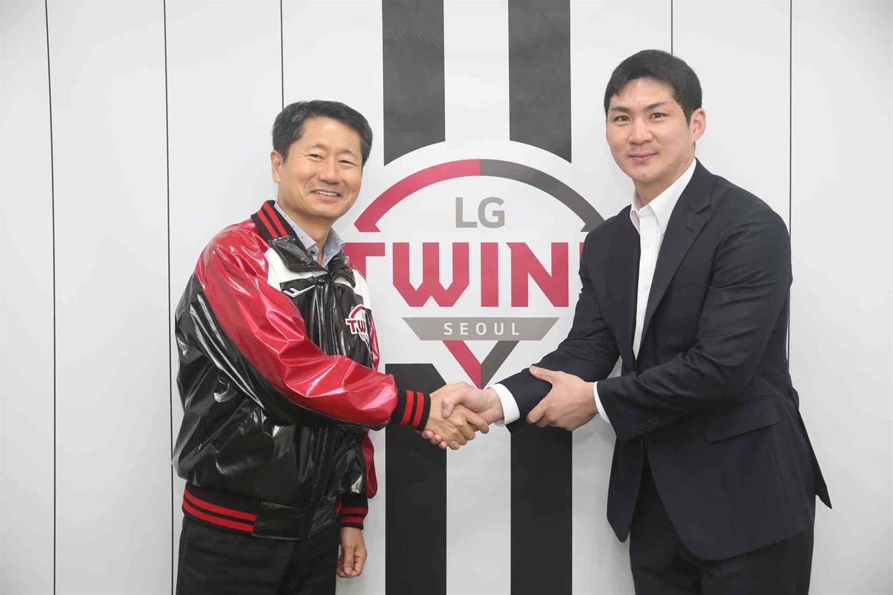  계약을 마친 오지환(오른쪽)이 LG 트윈스 김인석 대표이사(왼쪽)와 기념사진을 촬영하고 있다.