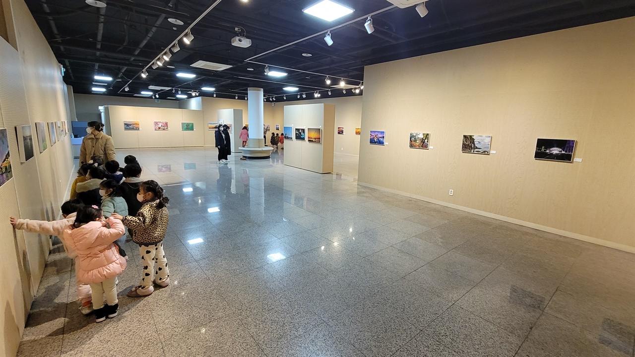 2022 사천관광사진 공모전 수상작 전시회(2023.1.10.~1.24)가 열리고 있는 사천미술관