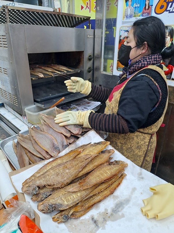  돔, 민어, 양태, 서대, 조기 등의 생선류도 경매받아 직접 손질해 구워서 판매한다. 