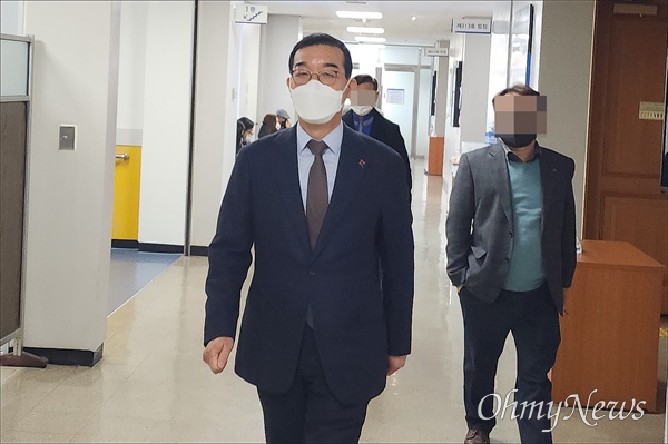 김광신 대전 중구청장이 공직선거법 위반 혐의 재판을 받기 위해 대전지법 법정으로 들어서고 있다(자료사진).