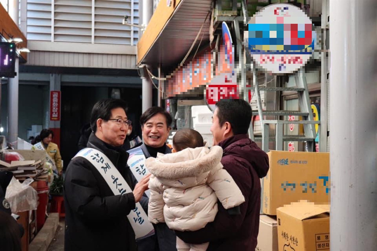 양승조 전 충남지사가 지난 17일 서산과 태안 전통시장을 비롯해 충남 곳곳을 방문해 명절 인사와 함께 시민들과 적극적인 소통에 나섰다.