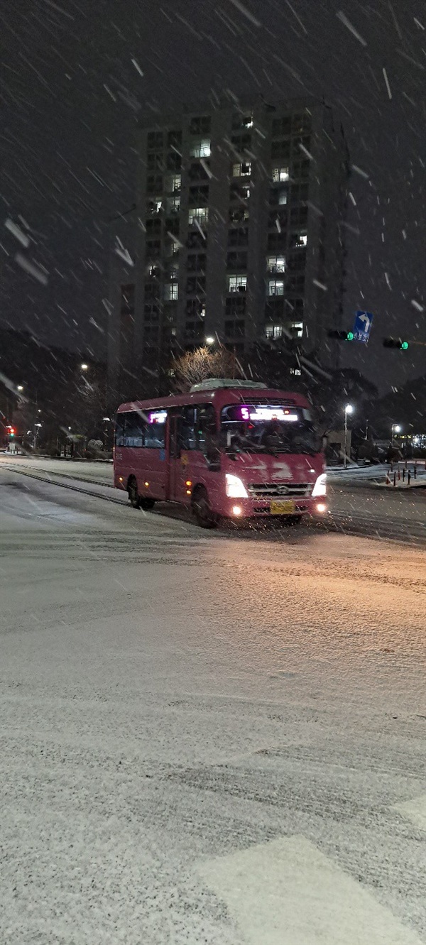 인적이 드문 눈오는 밤 겨우 시내버스를 탔다. 