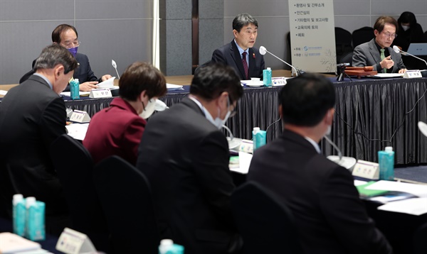 이주호 교육부 장관이 18일 부산 해운대구 누리마루 APEC하우스에서 열린 교육부장관·시도교육감 간담회에서 발언하고 있다. 